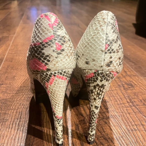 Qupid Beige/Fushia Snake Style  Suede Platform Stiletto High Heels Size 5.5 - Picture 14 of 15